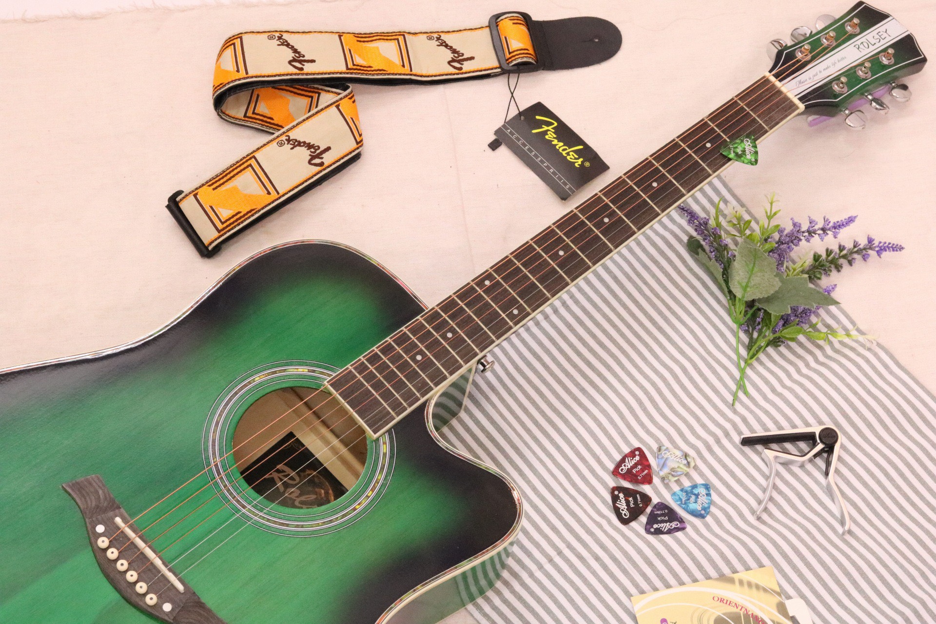 Đàn guitar khóa học có gì?