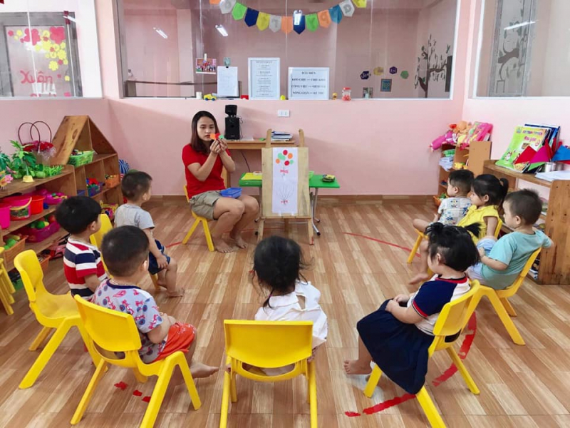 Dưới sự hướng dẫn, khích lệ của các cô, bé bắt đầu tự mình làm những việc phù hợp với lứa tuổi để có được những trải nghiệm và tự rút ra bài học.