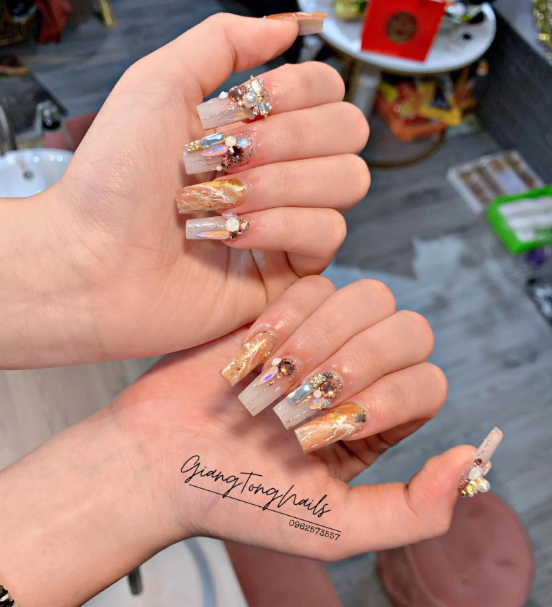 Nail Giang Tong
