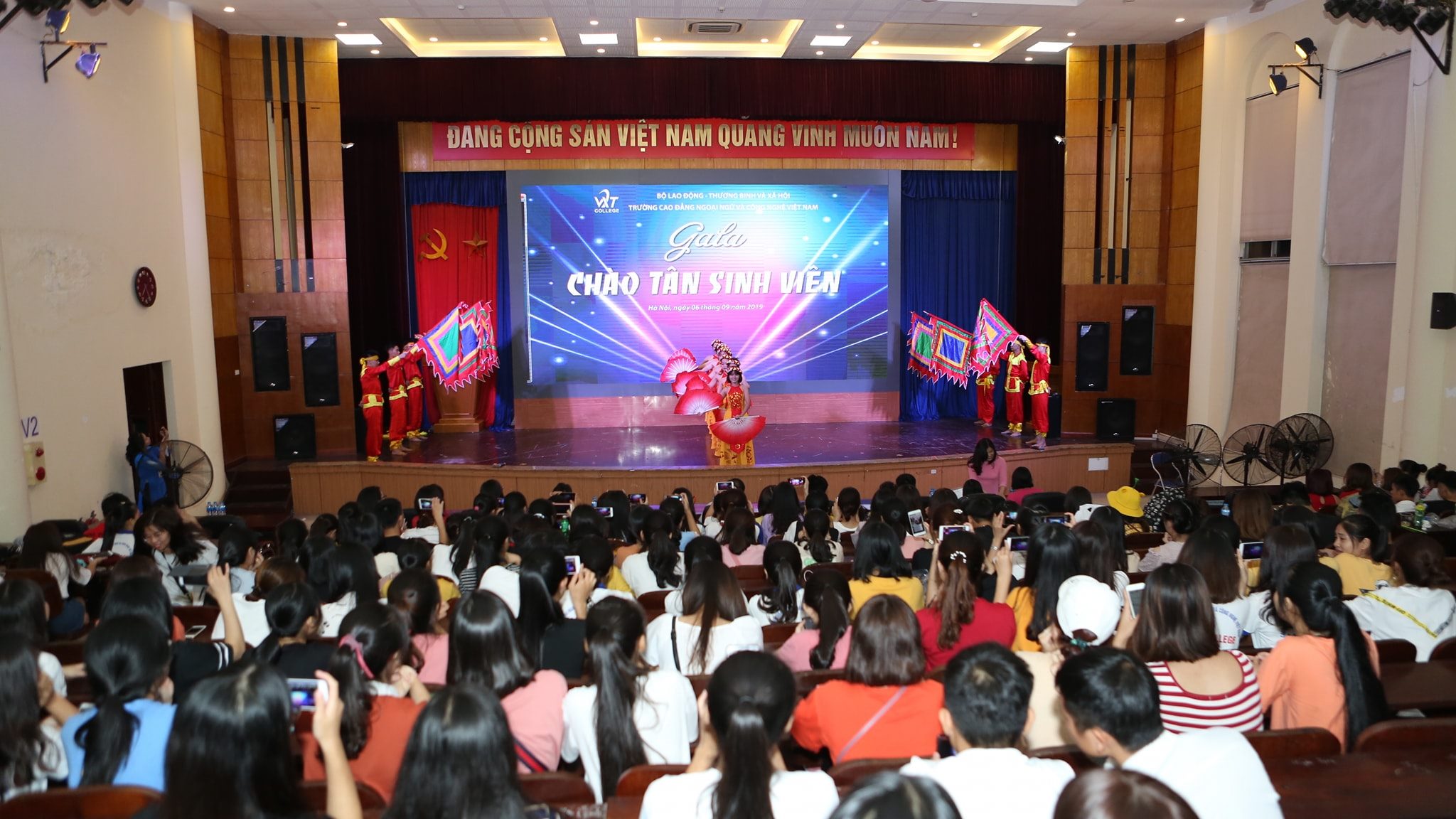 Trường Cao đẳng Ngoại ngữ và Công nghệ Việt Nam.