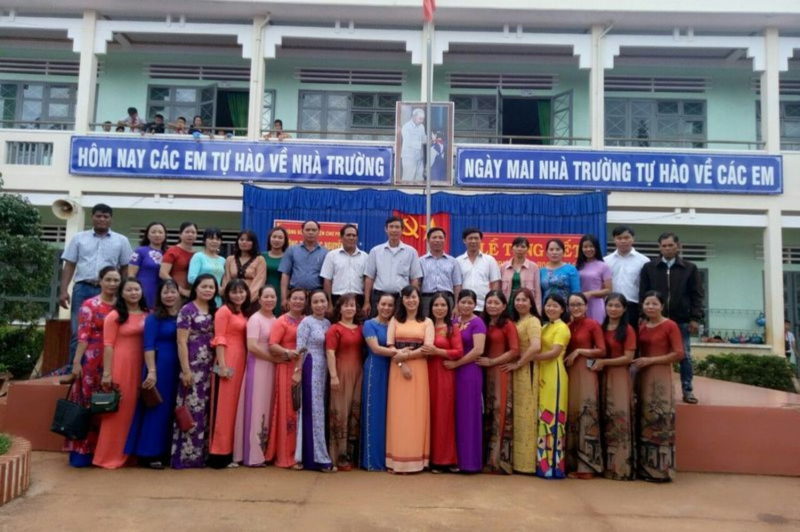 Trường Tiểu học Nguyễn Du chụp ảnh kỉ niệm
